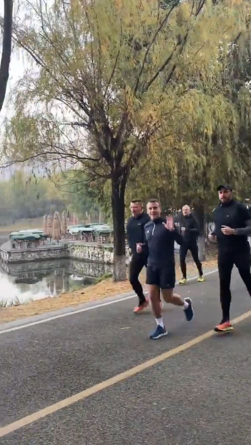 1767835572252596.png 馬克龍晨跑.png